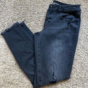 🚫Sold Local🚫American Eagle Outfitters Women's Dark Black Distressed Skinny Jeans